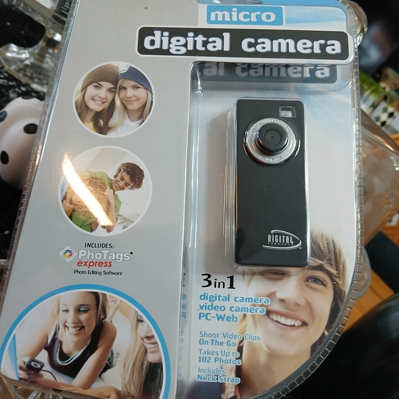 Micros Sleek Black Digital Camera - Picture 1 of 8